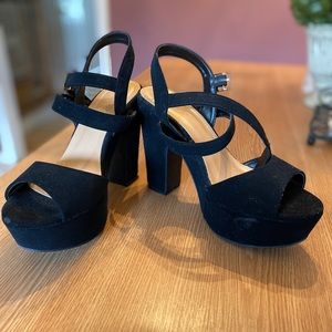 BLACK CHUNKY PLATFORM HEELS